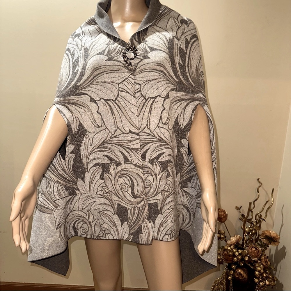 NWOT Chico’s shawl/ one size